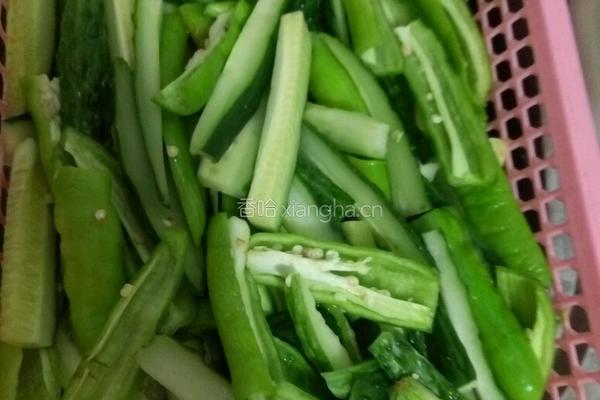 酱油小咸菜的做法图解1