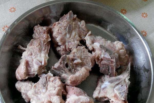  葛根红萝卜猪骨汤的做法图解2