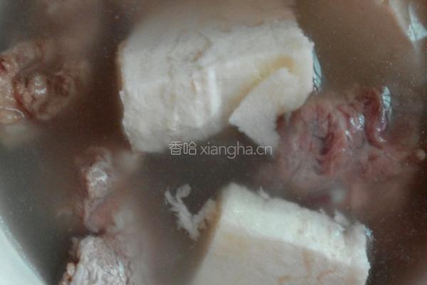  葛根红萝卜猪骨汤的做法图解3