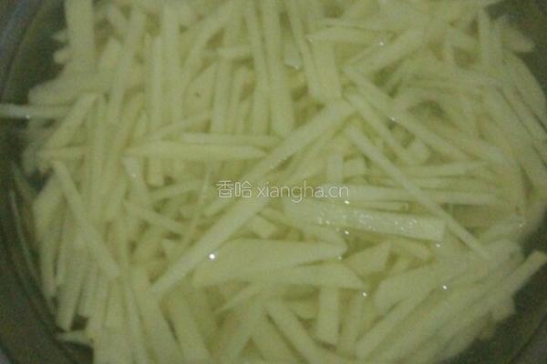 西红柿炒土豆的做法图解1