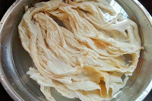 芹菜木耳炒腐竹的做法图解1