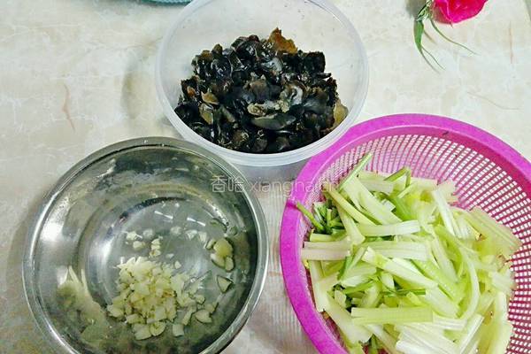 芹菜木耳炒腐竹的做法图解3