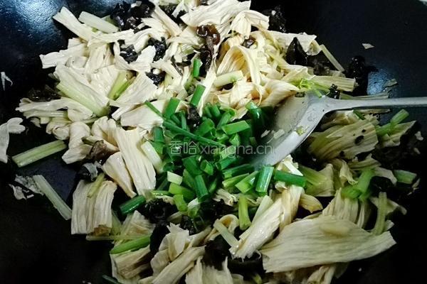 芹菜木耳炒腐竹的做法图解8