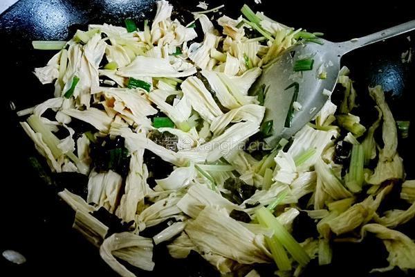 芹菜木耳炒腐竹的做法图解9