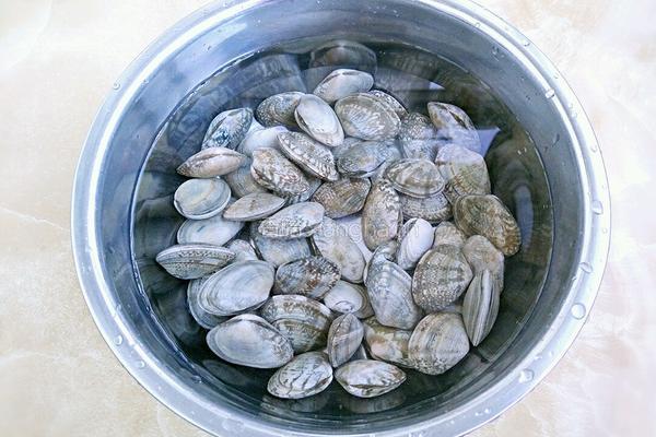 剁椒蚬子的做法图解1