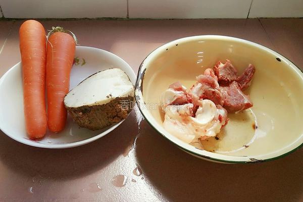 胡萝卜淮山筒骨汤的做法图解1