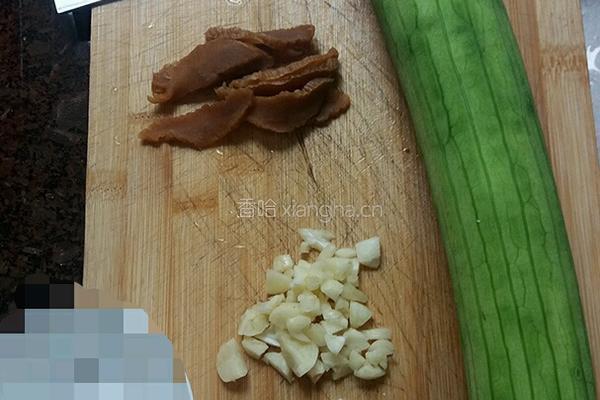 菜脯蒜香丝瓜的做法图解1