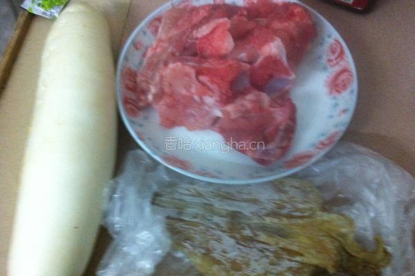 萝卜鱿鱼龙骨汤的做法图解1