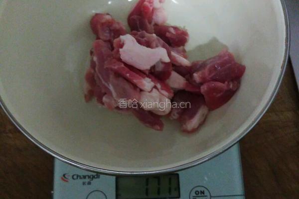 杏鲍菇小炒肉的做法图解1
