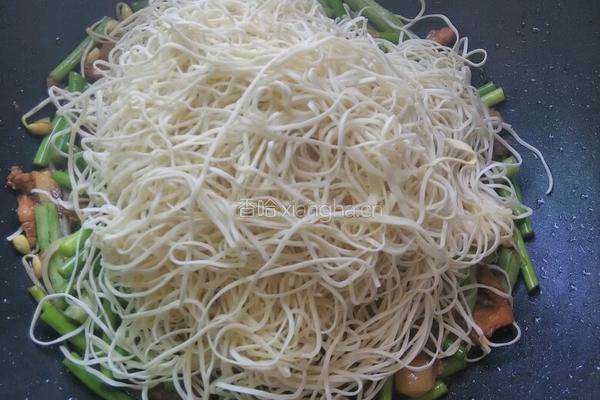 蒜苔焖面的做法图解8
