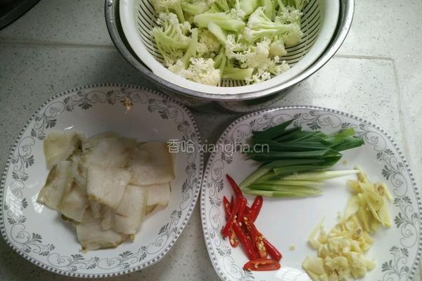 五花肉炒菜花的做法图解1