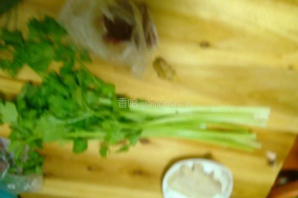 芹菜肉馅饺子。的做法图解3