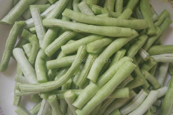 肉丝豇豆的做法图解1