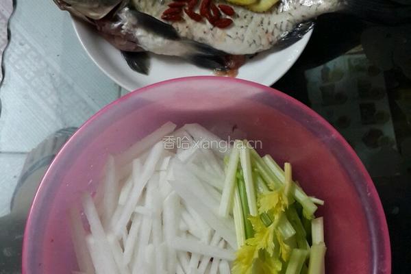 鱼浓汤白鲫煮萝卜丝的做法图解1