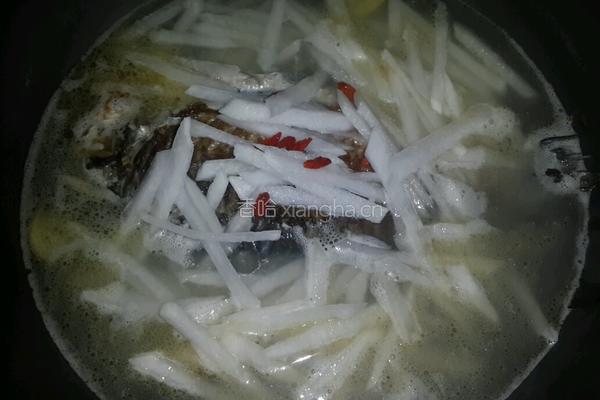 鱼浓汤白鲫煮萝卜丝的做法图解3