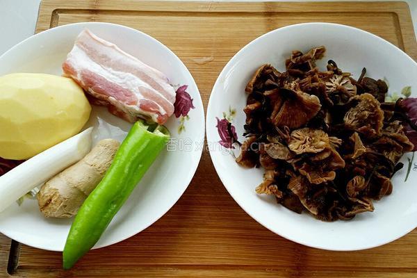 榛蘑炒土豆的做法图解1