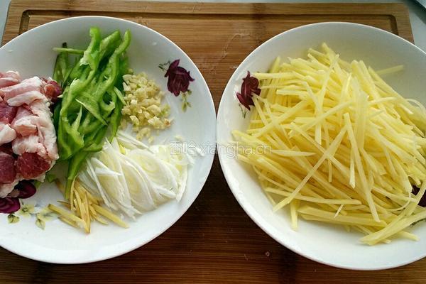 榛蘑炒土豆的做法图解2