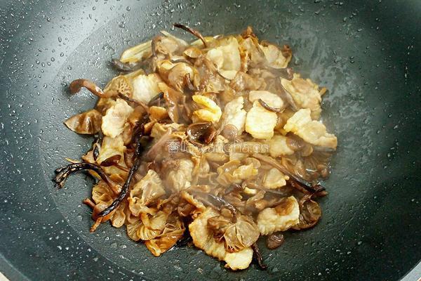 榛蘑炒土豆的做法图解5