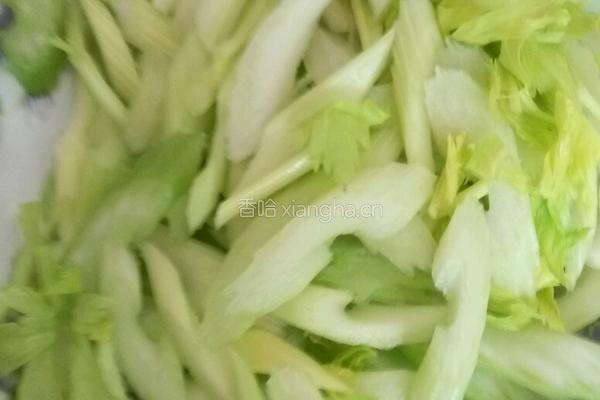 西芹炒腊肠的做法图解1