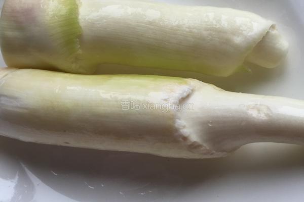 乐享陶瓷（彩椒鸡丝茭白）的做法图解1