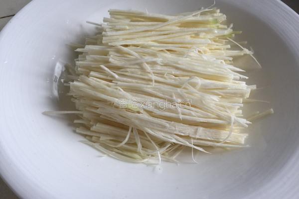 乐享陶瓷（彩椒鸡丝茭白）的做法图解2