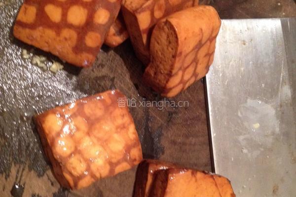 芹菜香干炒肉！的做法图解1