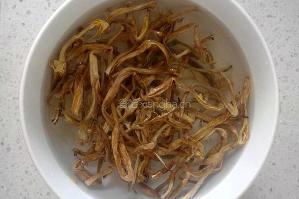 鲜藕黄花菜龙骨汤的做法图解1