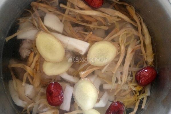 鲜藕黄花菜龙骨汤的做法图解5