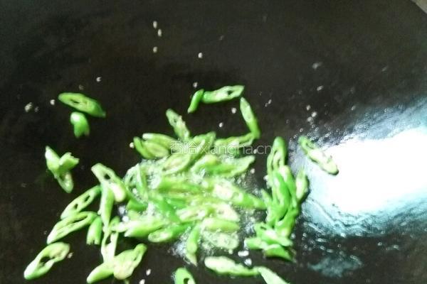 青椒炒牛肉饼的做法图解3