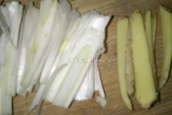 白菜炖粉条豆腐的做法图解1