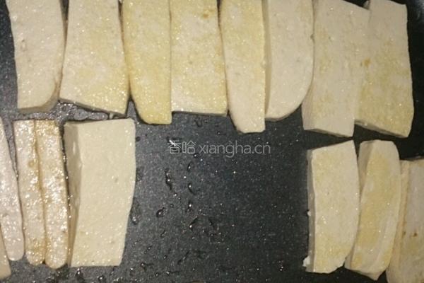 穆氏煎鱼肉泥膘肠(搭剔骨胡椒鱼排)的做法图解2