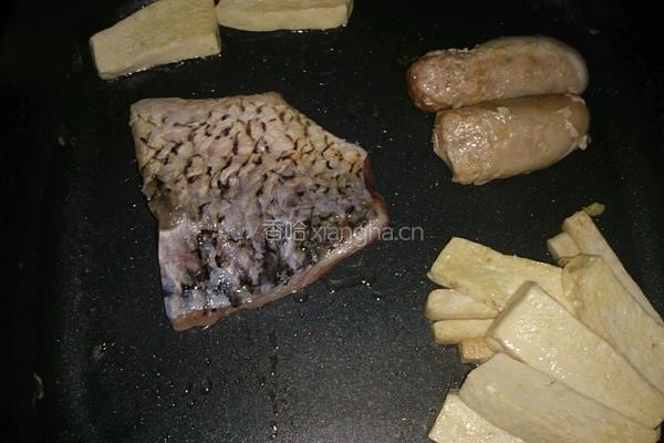穆氏煎鱼肉泥膘肠(搭剔骨胡椒鱼排)的做法图解5
