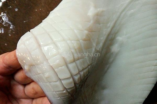 辣椒炒鱿鱼的做法图解2