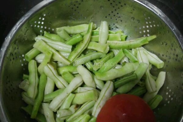 番茄炖豆角的做法图解1