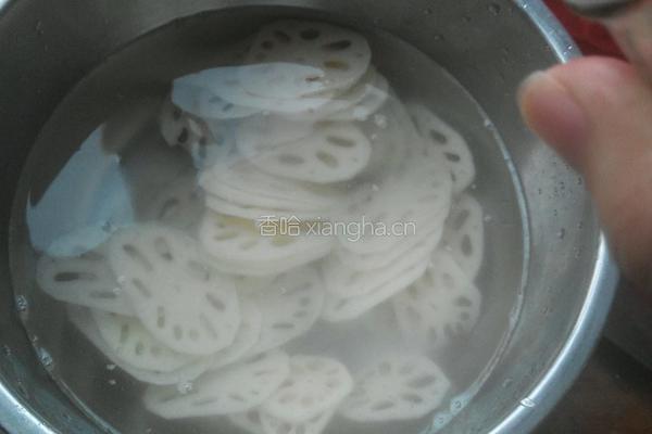 凉拌藕片的做法图解2