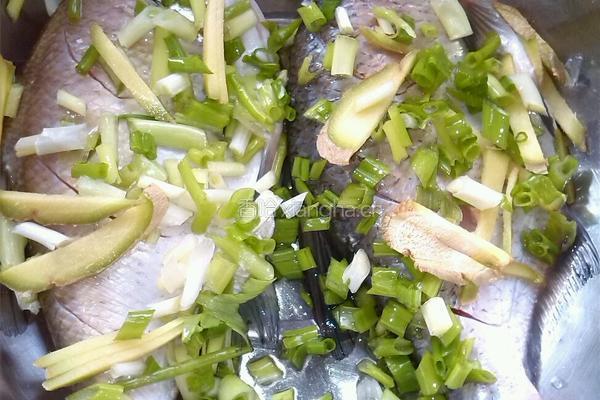 豆瓣酱烧鲳鱼的做法图解2