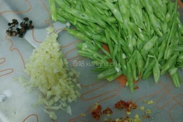 橄榄菜豆角(快速菜)的做法图解1
