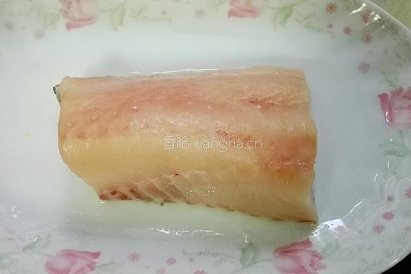浇汁草鱼的做法图解1