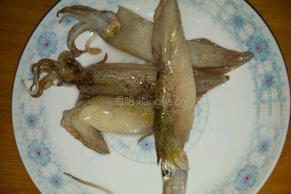 鹌鹑蛋鱿鱼红烧肉的做法图解2