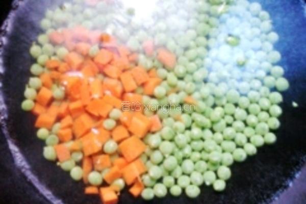 豌豆炒肉丁的做法图解4
