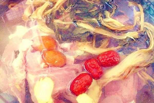 菜干猪骨老火汤的做法图解2
