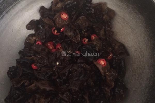 凉拌东北云耳的做法图解2