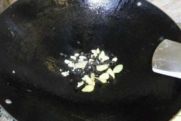 排骨豆豉焖凉瓜的做法图解5