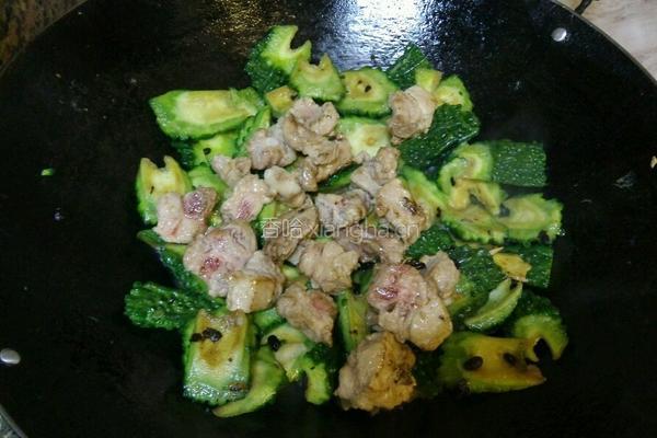 排骨豆豉焖凉瓜的做法图解6