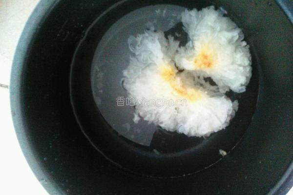 龙眼银耳汤的做法图解1