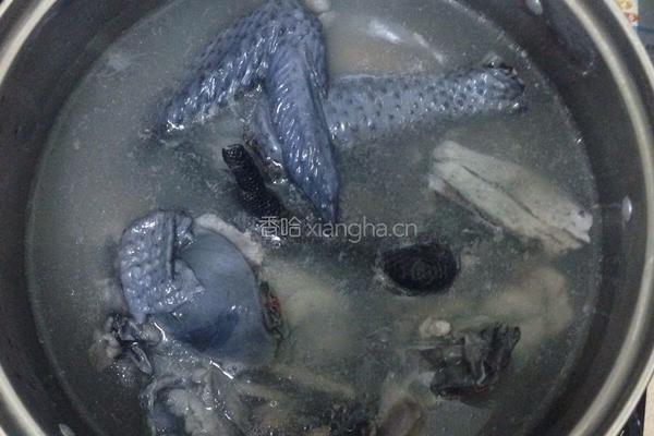 当归红枣参鸡汤的做法图解3
