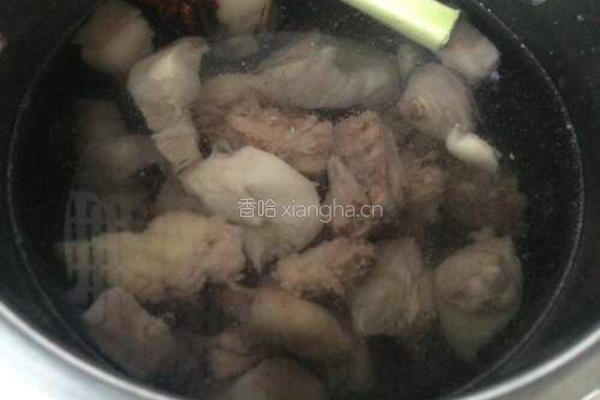 榛蘑清炖小笨鸡的做法图解9