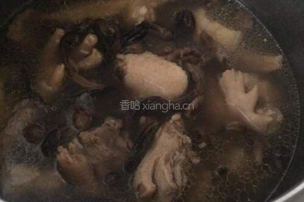 榛蘑清炖小笨鸡的做法图解11