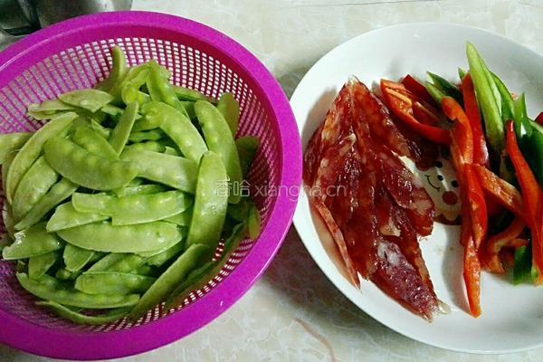 双椒腊肠炒荷兰豆的做法图解1