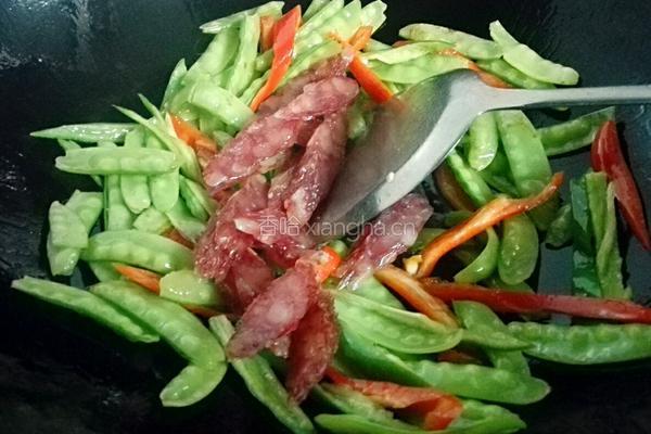 双椒腊肠炒荷兰豆的做法图解4